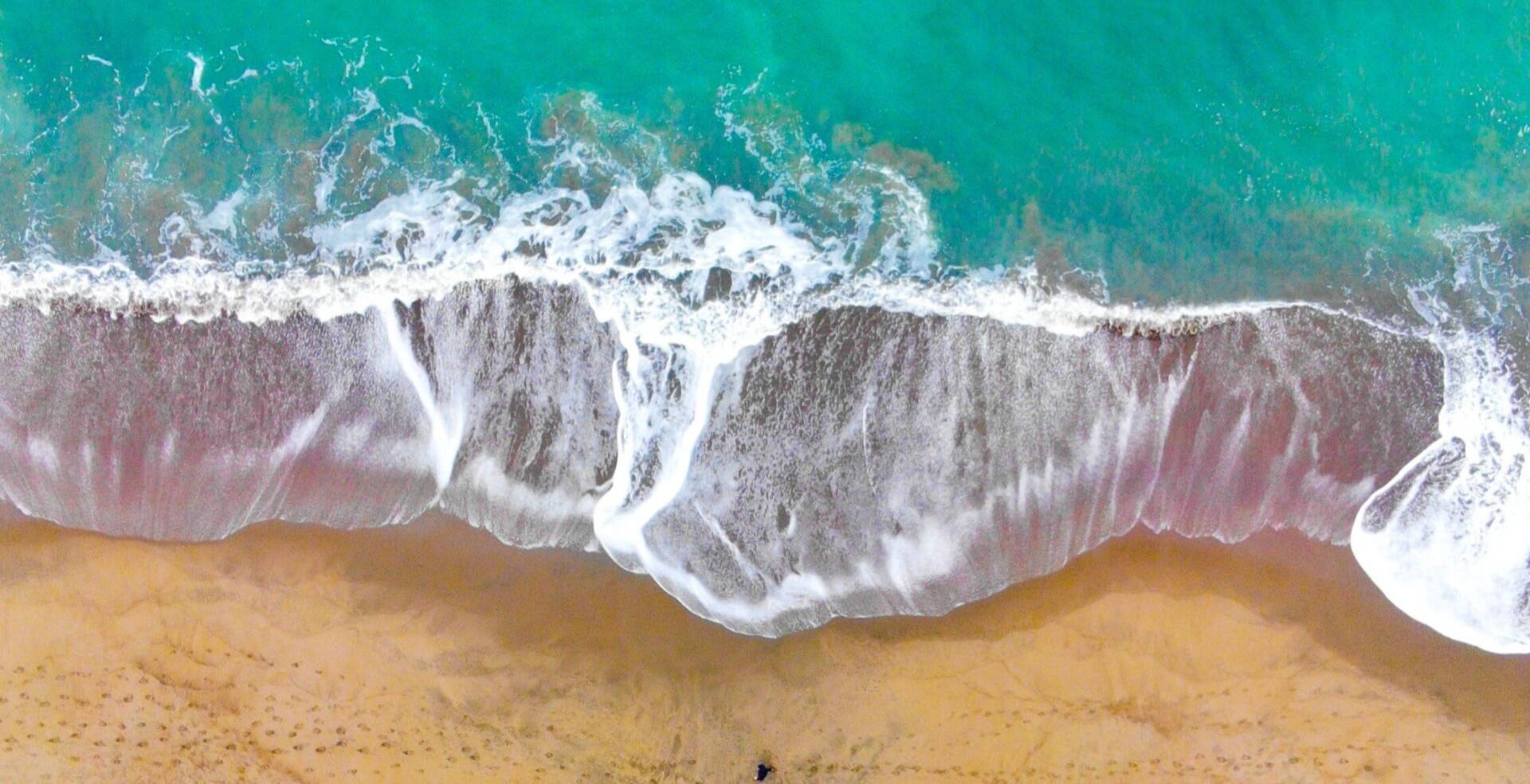 Waves crashing into the beach 